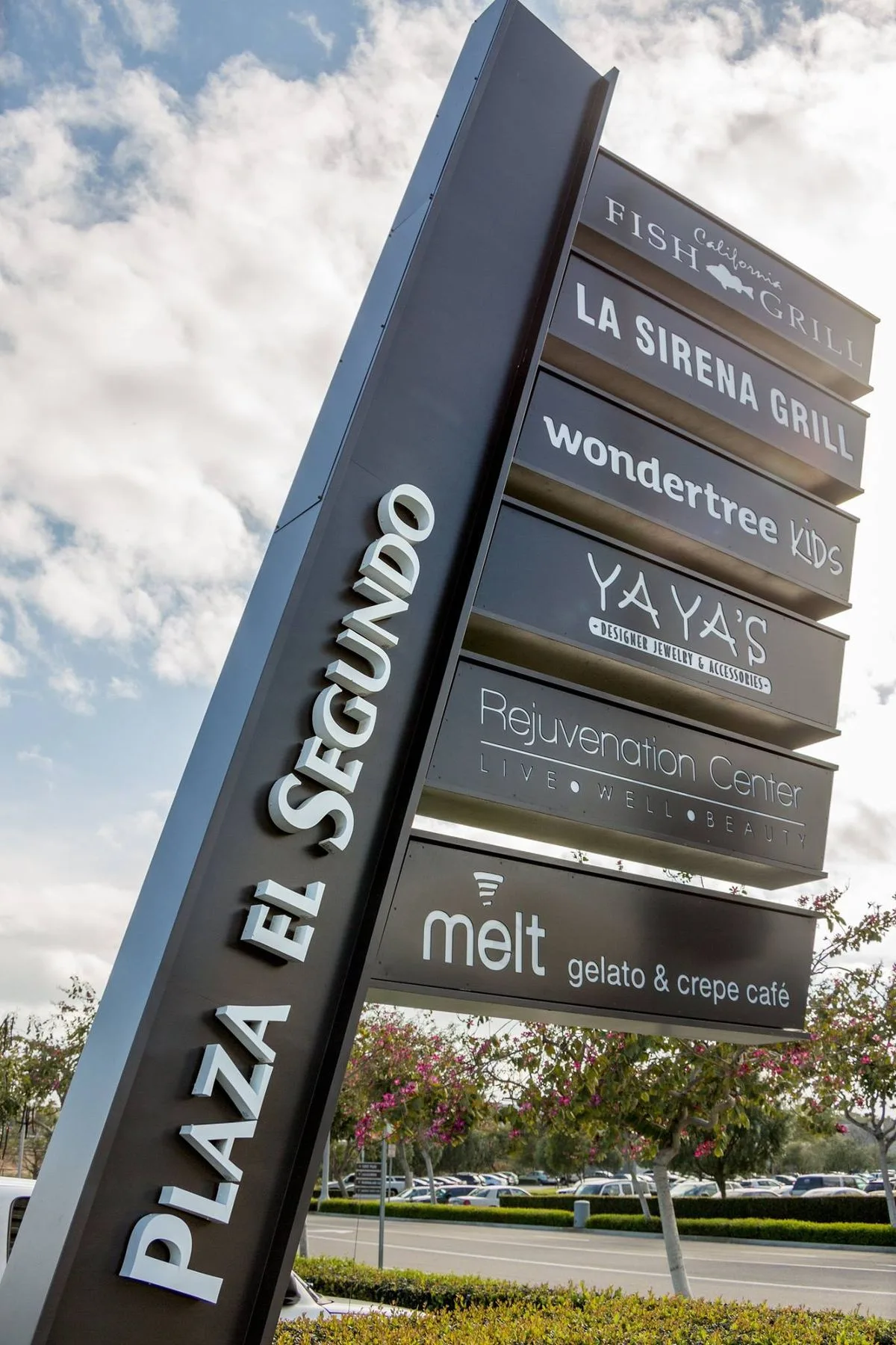 Pylon Signs That Get Noticed From the Road